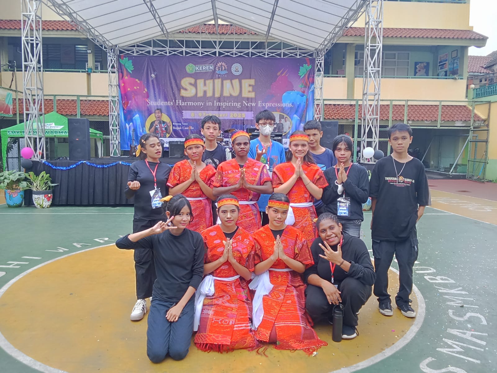 Paduan Suara dan Menari